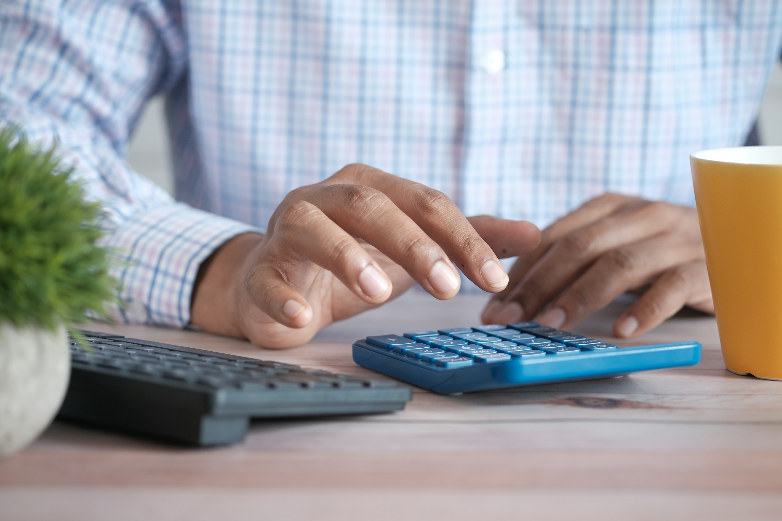 Profissional utilizando calculadora em rotina fiscal e contábil