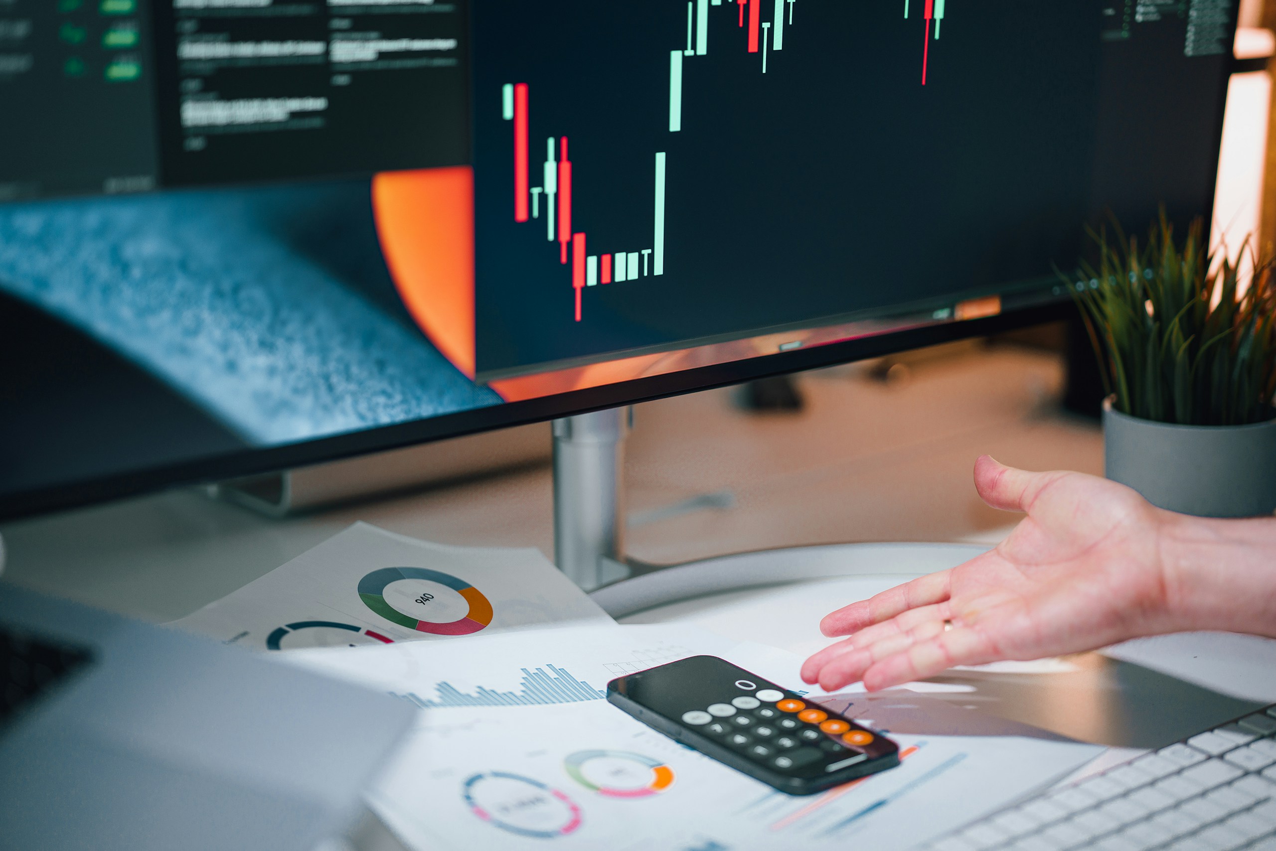 Acompanhamento de resultados financeiros em tela com calculadora